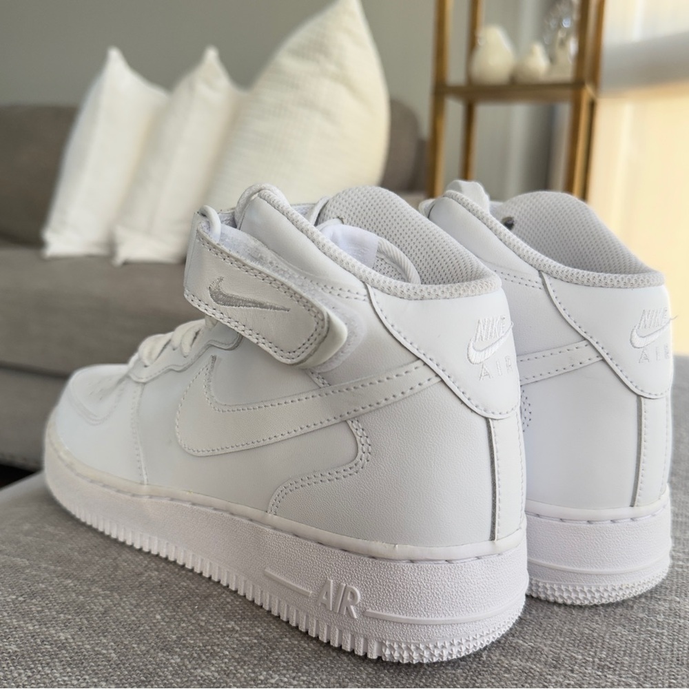 NIKE AIR FORCE 1 MID White High-Top Sneakers - Picture 8 of 9